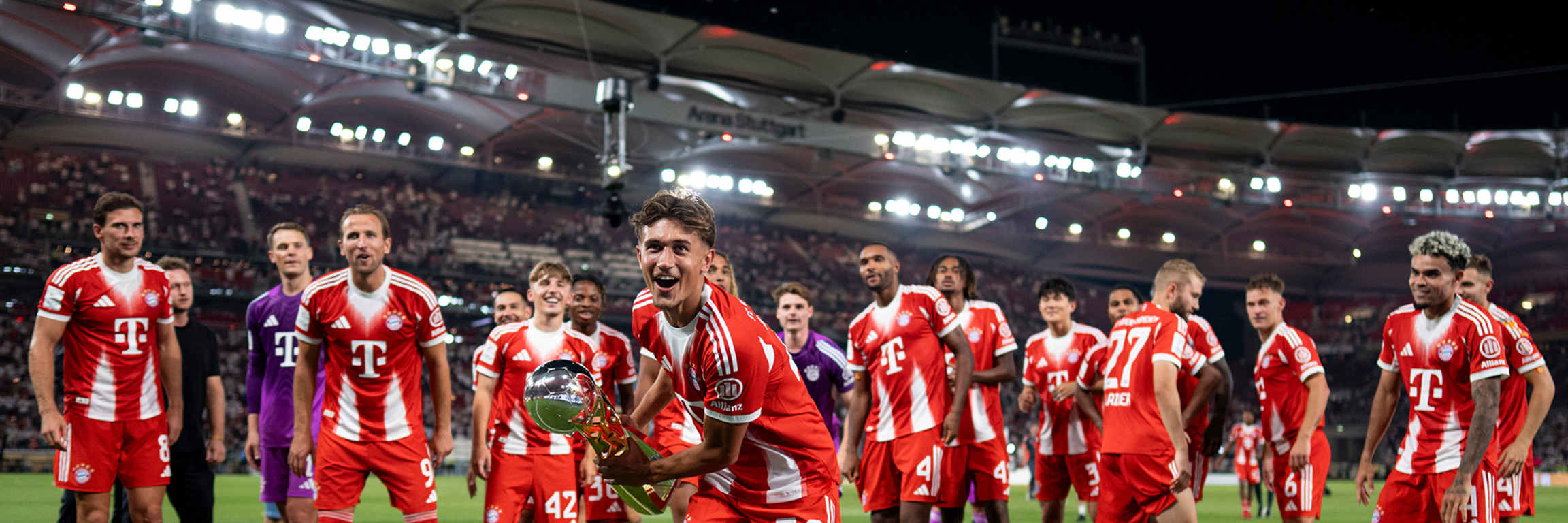 Tom Bischof vom FC Bayern jubelt mit der Supercup-Trophäe nach dem Spiel beim VfB Stuttgart.