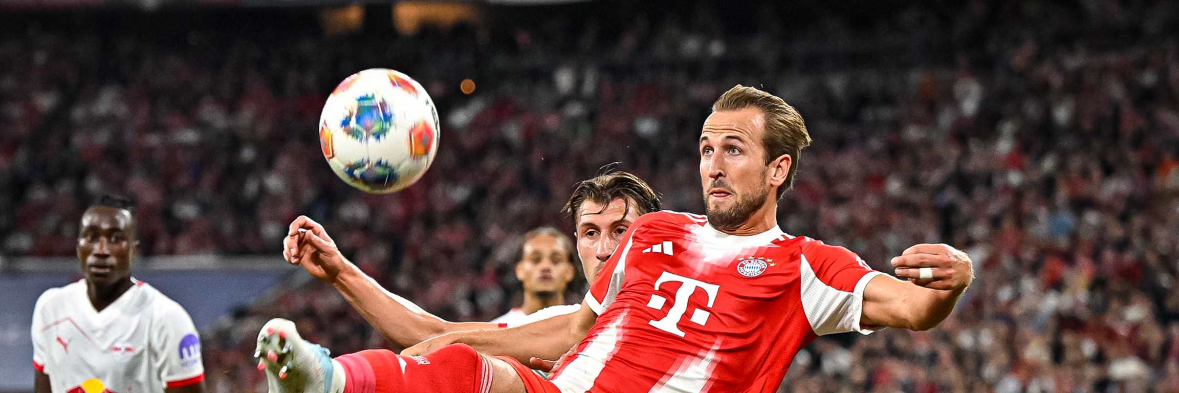 Harry Kane saugt den Ball runter während des Bundesligaauftakts zwischen dem FC Bayern und RB Leipzig