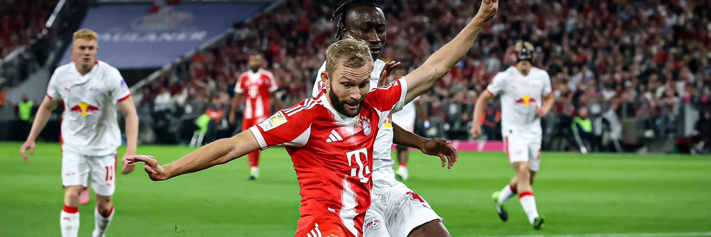 Konrad Laimer beim Torschuss während des Bundesligaauftakts zwischen dem FC Bayern und RB Leipzig