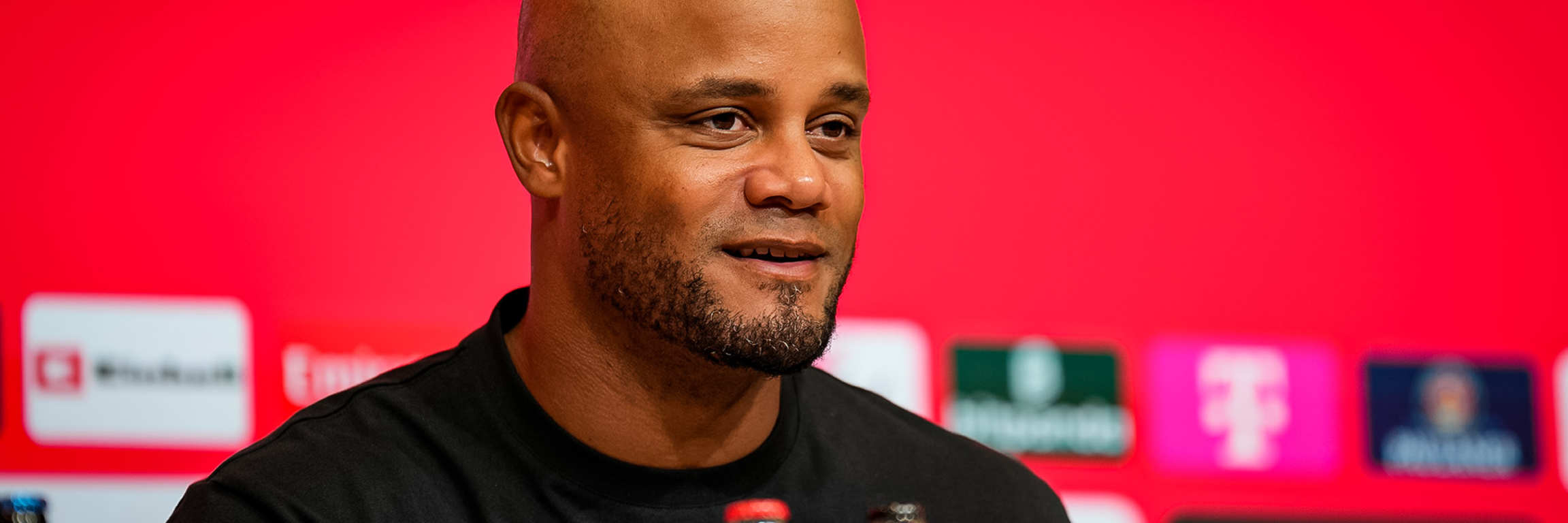 Vincent Kompany auf der Pressekonferenz nach dem Bundesliga-Spiel des FC Bayern gegen RB Leipzig