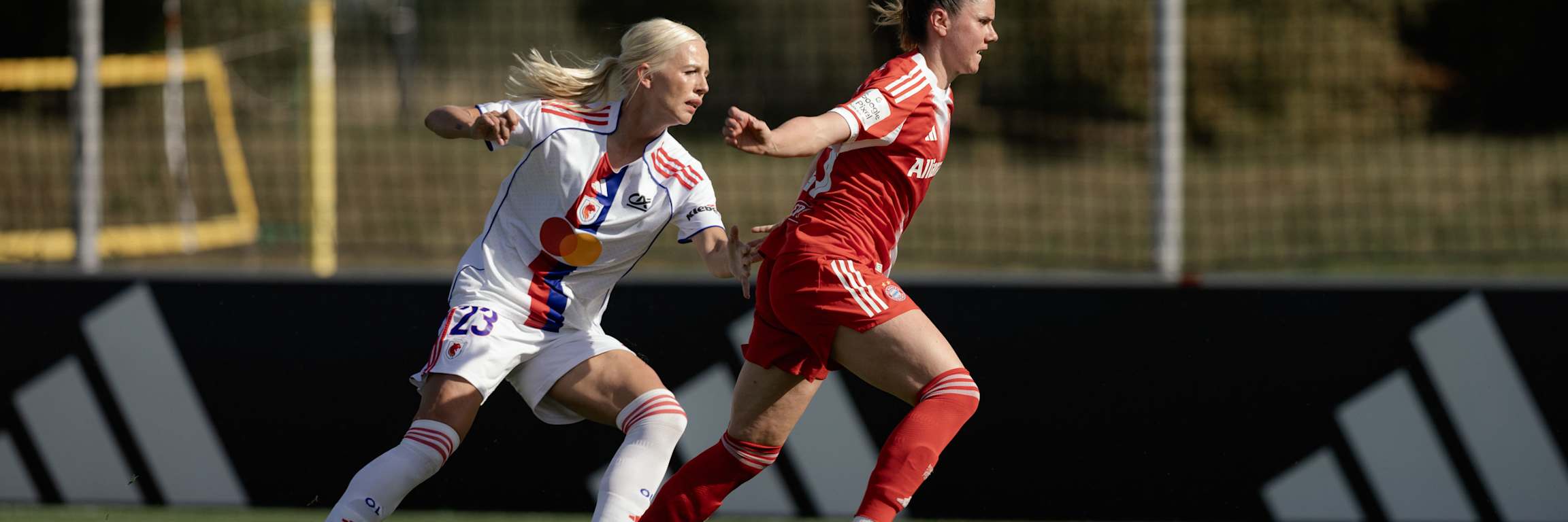 Sarah Zadrazil im Zweikampf während des Testspiels gegen OL Lyonnes.