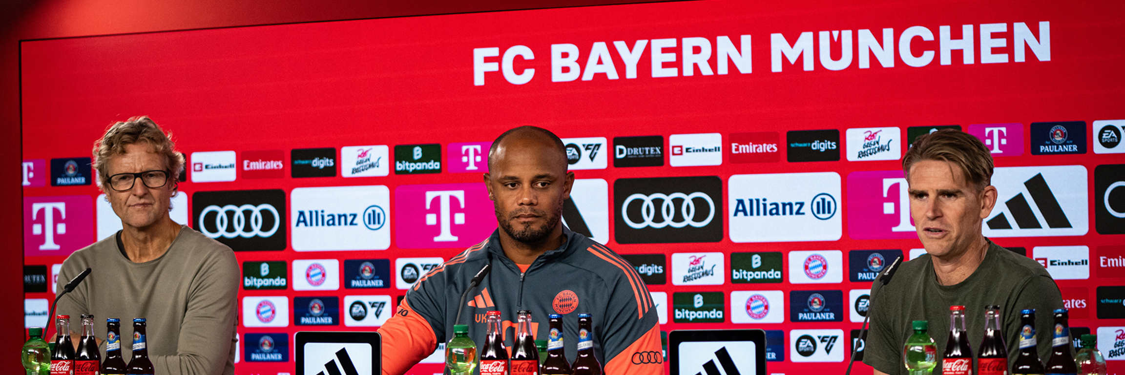 Dieter Nickles, Vincent Kompany und Christoph Freund im Pressetalk vor dem Gastspiel des FC Bayern in Augsburg
