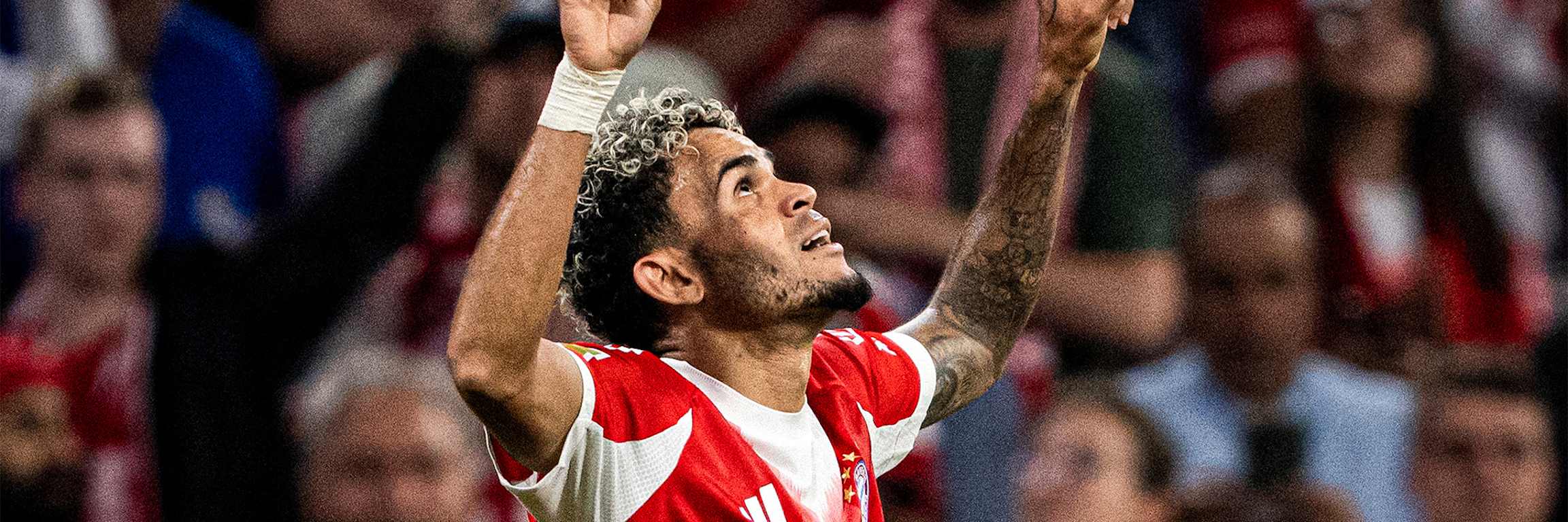 Luis Díaz looking up after scoring for FC Bayern.