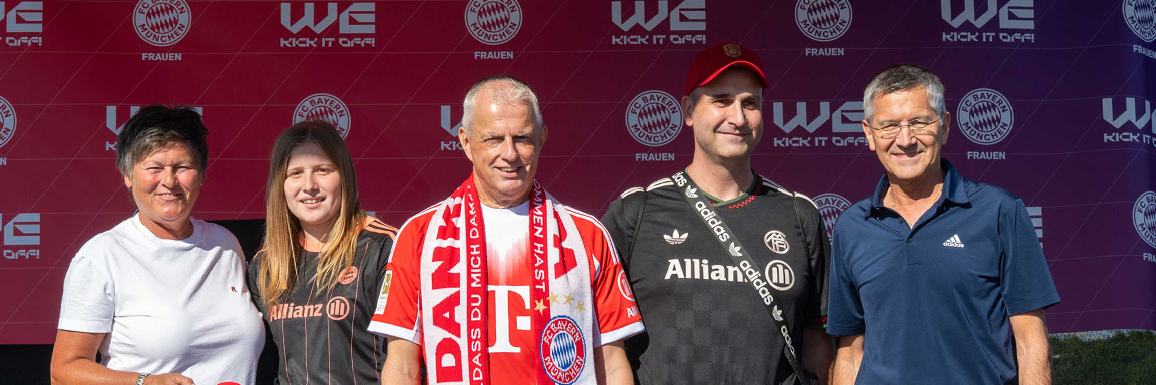 Karin Danner (l.) und Herbert Hainer (r.) mit Fans auf der Bühne beim Fanfest auf der Esplanade der Allianz Arena