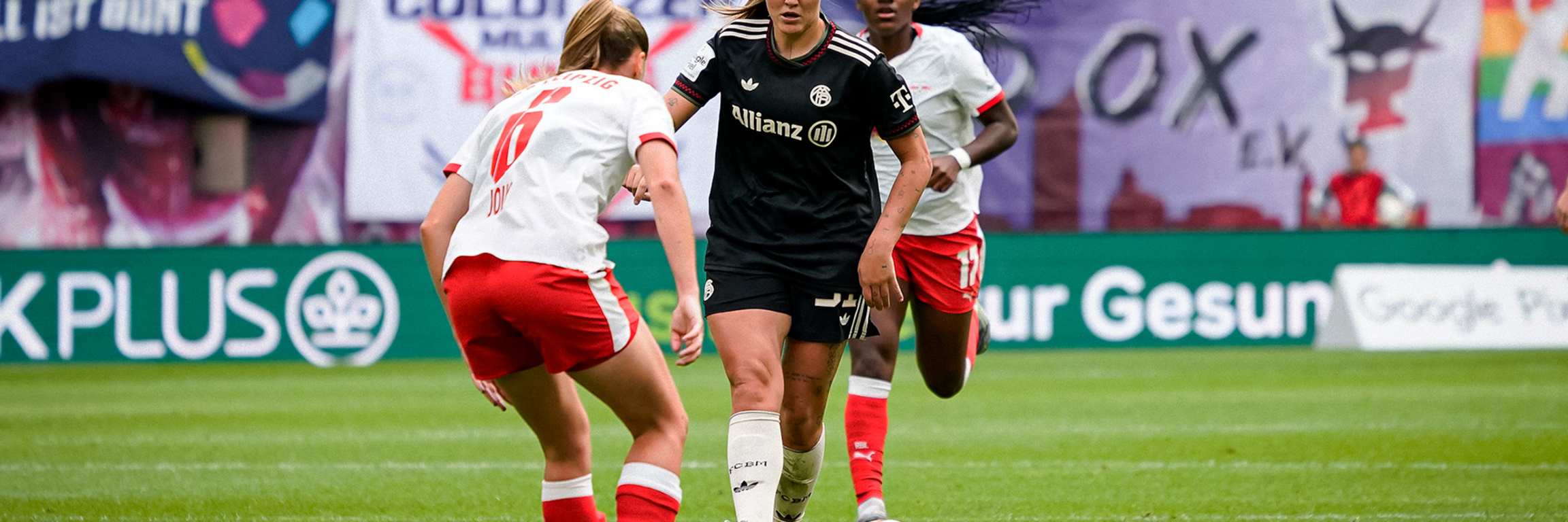 Georgia Stanway mit Ball am Fuß während des Auswärtsspiels der FC Bayern Frauen bei RB Leipzig im zweiten Spieltag der Frauen-Bundesliga