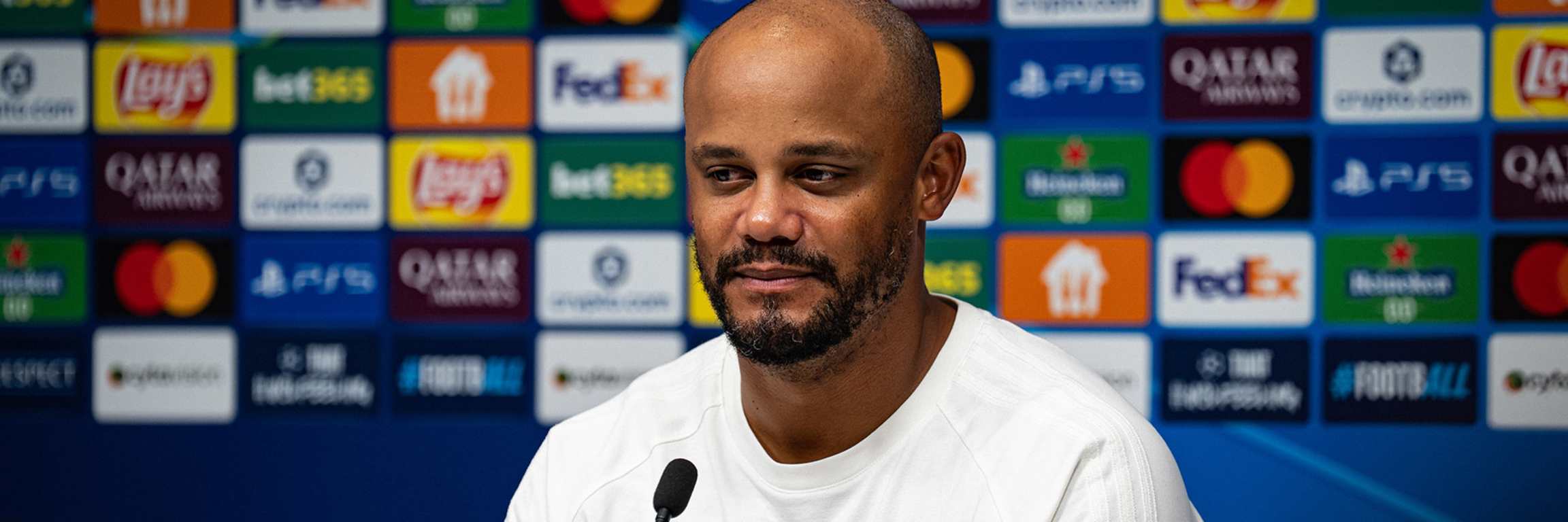 Vincent Kompany auf der PK in Paphos