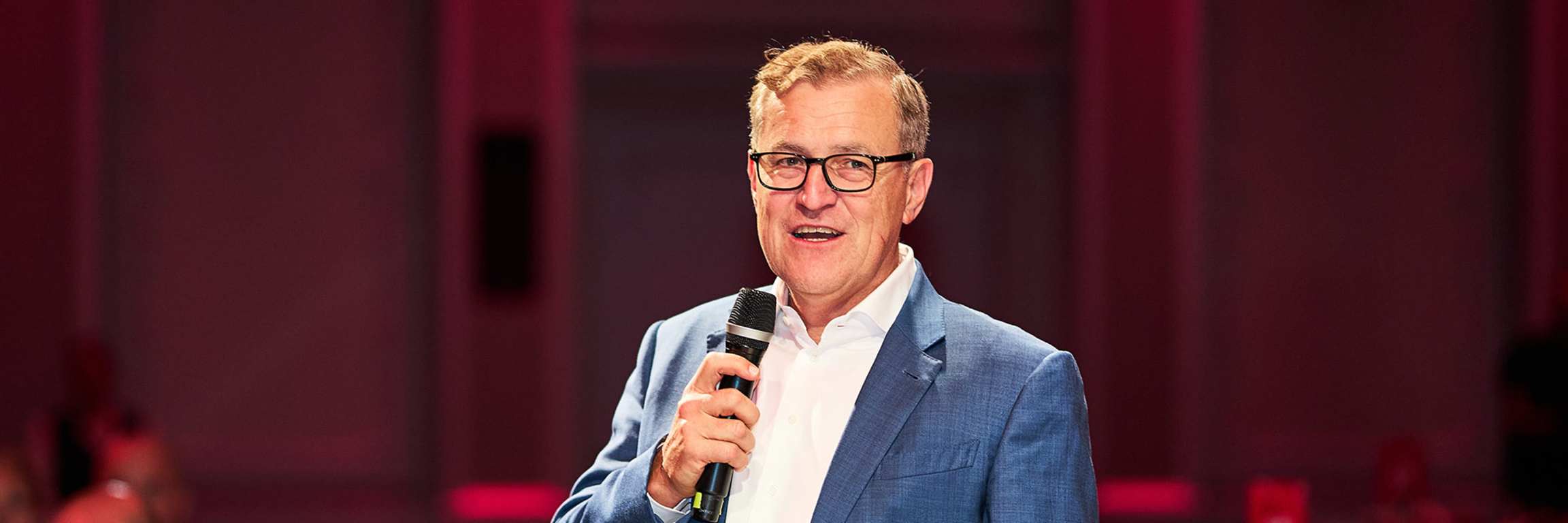 Jan-Christian Dreesen, Vorstandsvorsitzender des FC Bayern, spricht auf dem Bankett nach dem Champions League-Spiel beim FC Paphos