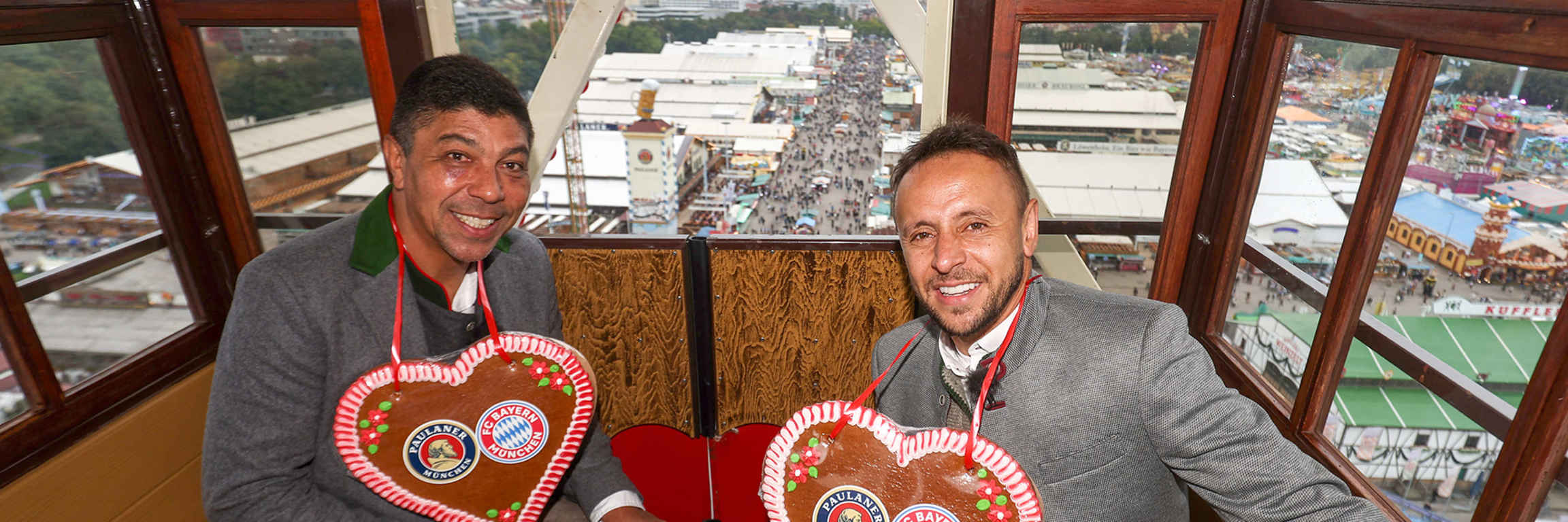 Giovane Elber und Rafinha sitzen im Riesenrad auf dem Oktoberfest.