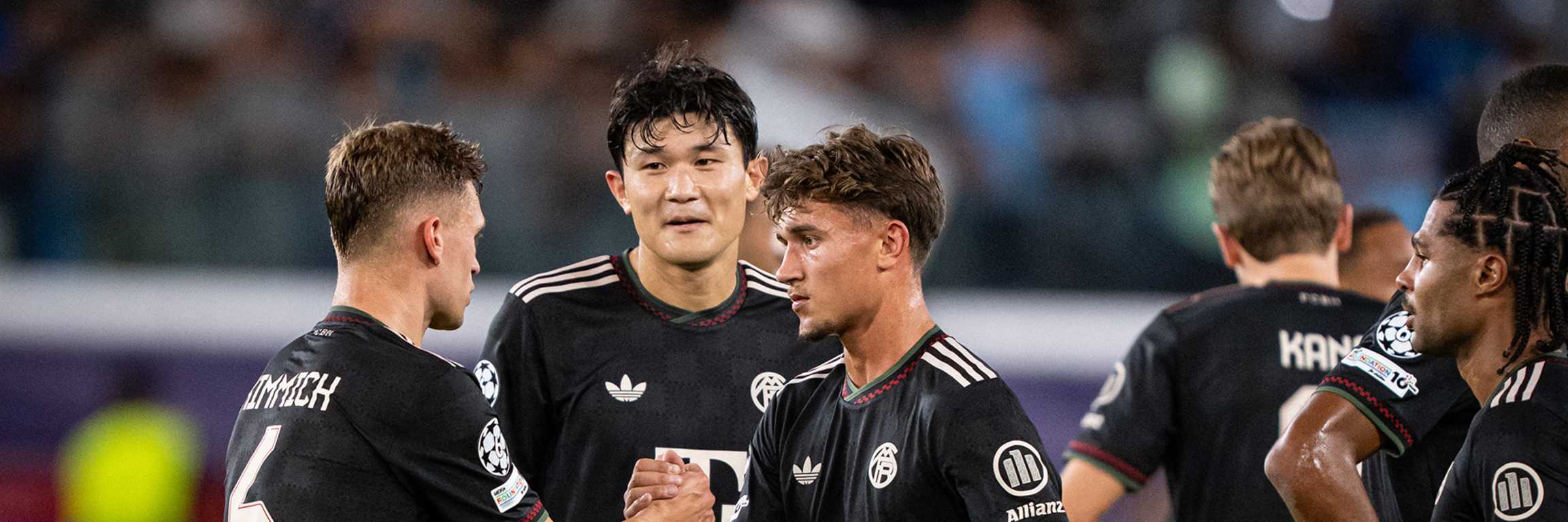 Joshua Kimmich, Minjae Kim und Tom Bischof klatschen sich nach dem Champions League-Spiel des FC Bayern beim FC Paphos ab.