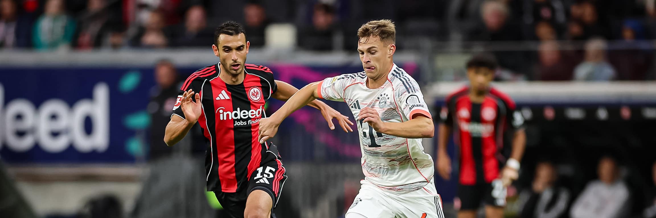 Joshua Kimmich mit Ball am Fuß während des Gastspiels des FC Bayern bei Eintracht Frankfurt