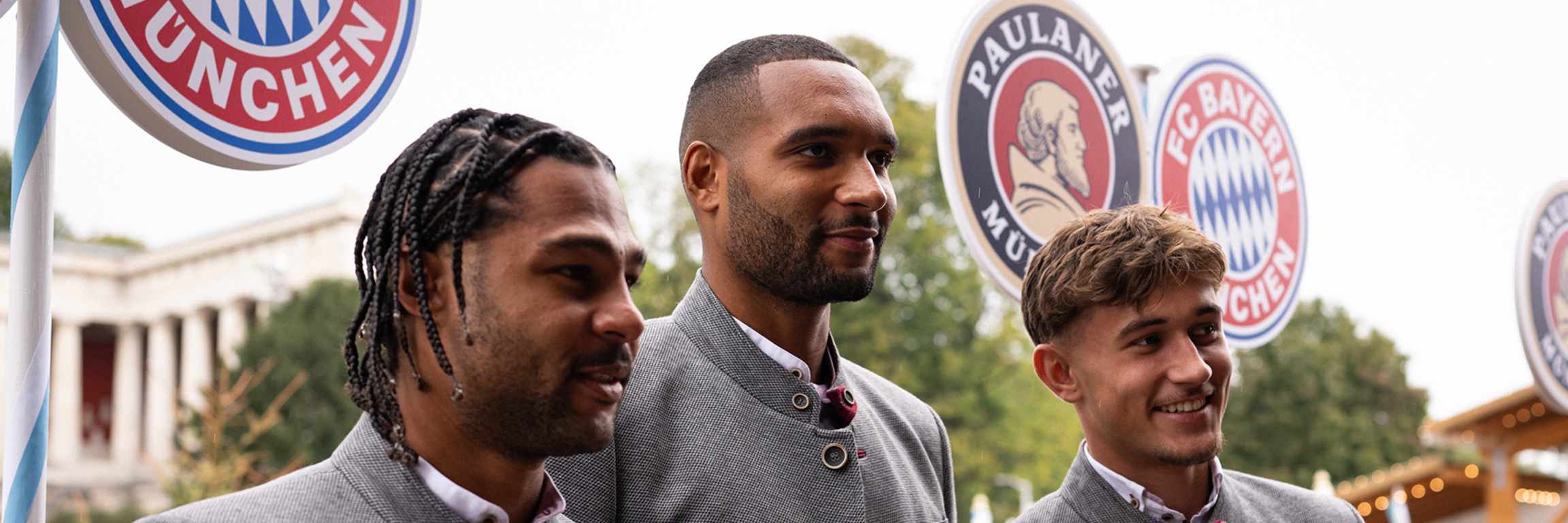 FC Bayern-Profis Serge Gnabry, Jonathan Tah und Tom Bischof in der Käfer Wiesn-Schänke von Partner Paulaner auf dem Oktoberfest