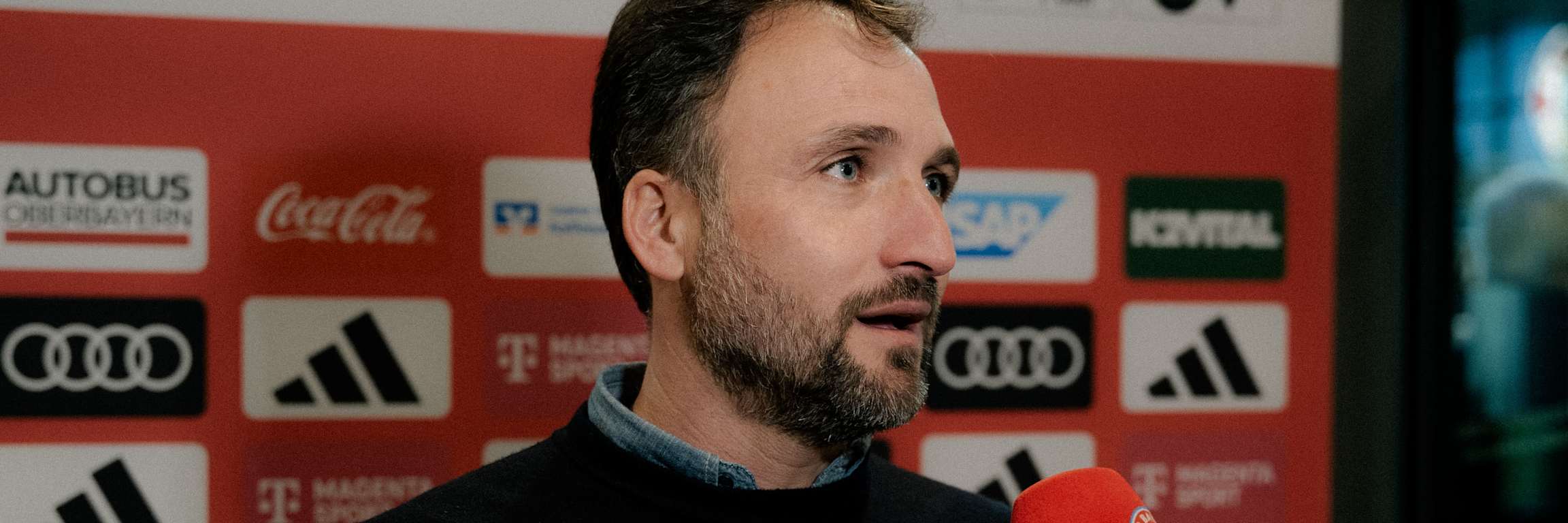 Lea Schüller gibt ein Interview im Wiesn-Trikot nach dem Spiel am FC Bayern Campus.