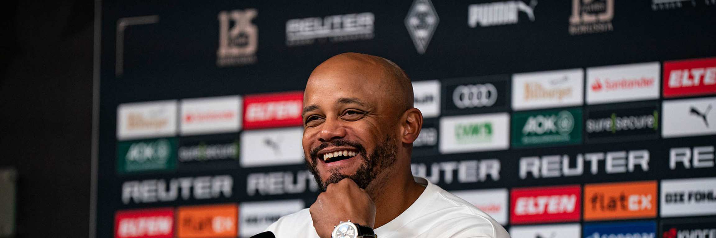 Vincent Kompany spricht auf der Pressekonferenz nach dem Spiel in Gladbach