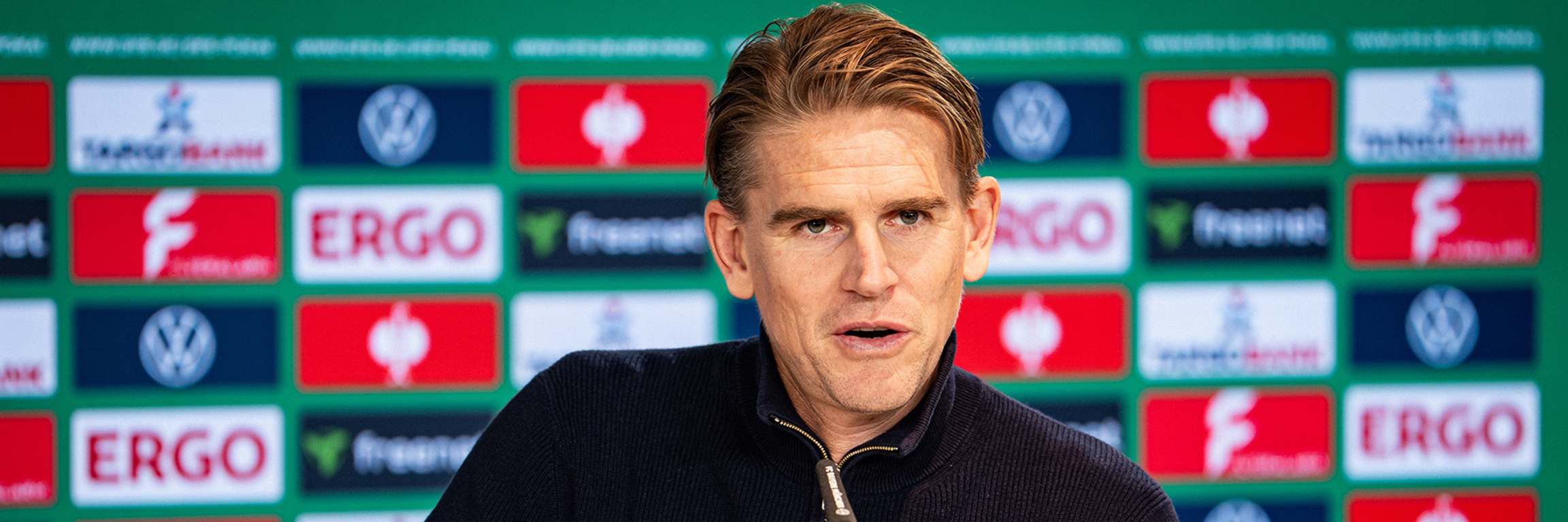 Vincent Kompany im Pressetalk des FC Bayern vor dem DFB-Pokal-Spiel in Köln