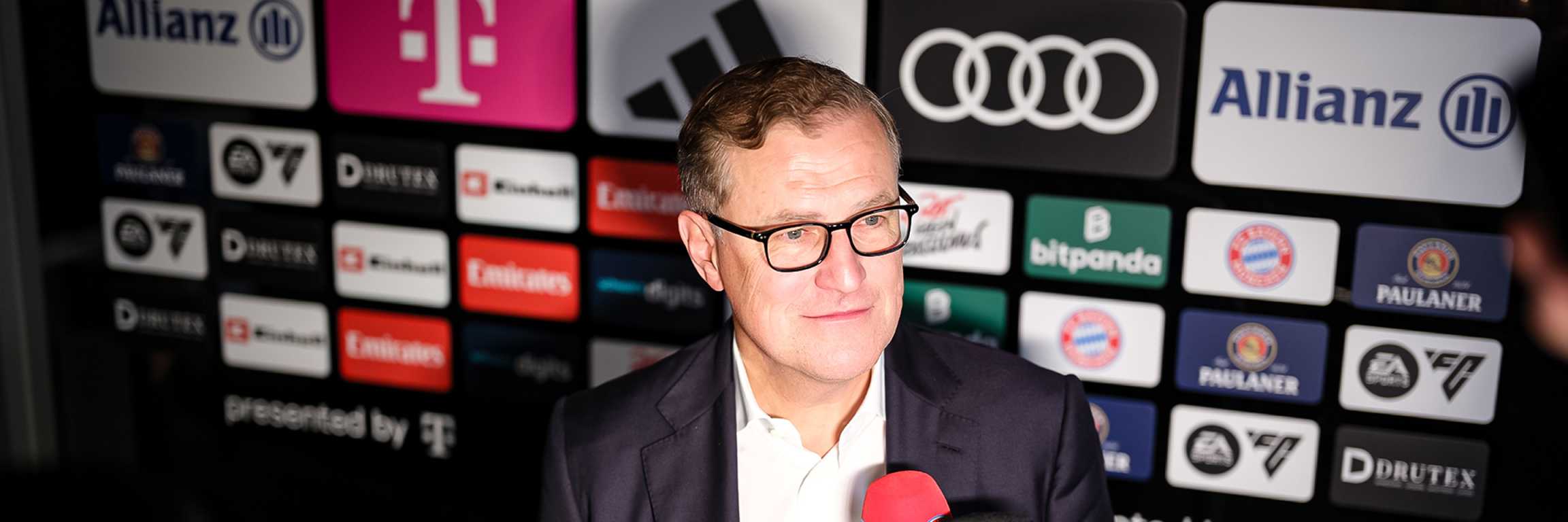 Jan-Christian Dreesen spricht zu den Journalisten nach der Pressekonferenz nach der Jahreshauptversammlung des FC Bayern München eV im BMW Park