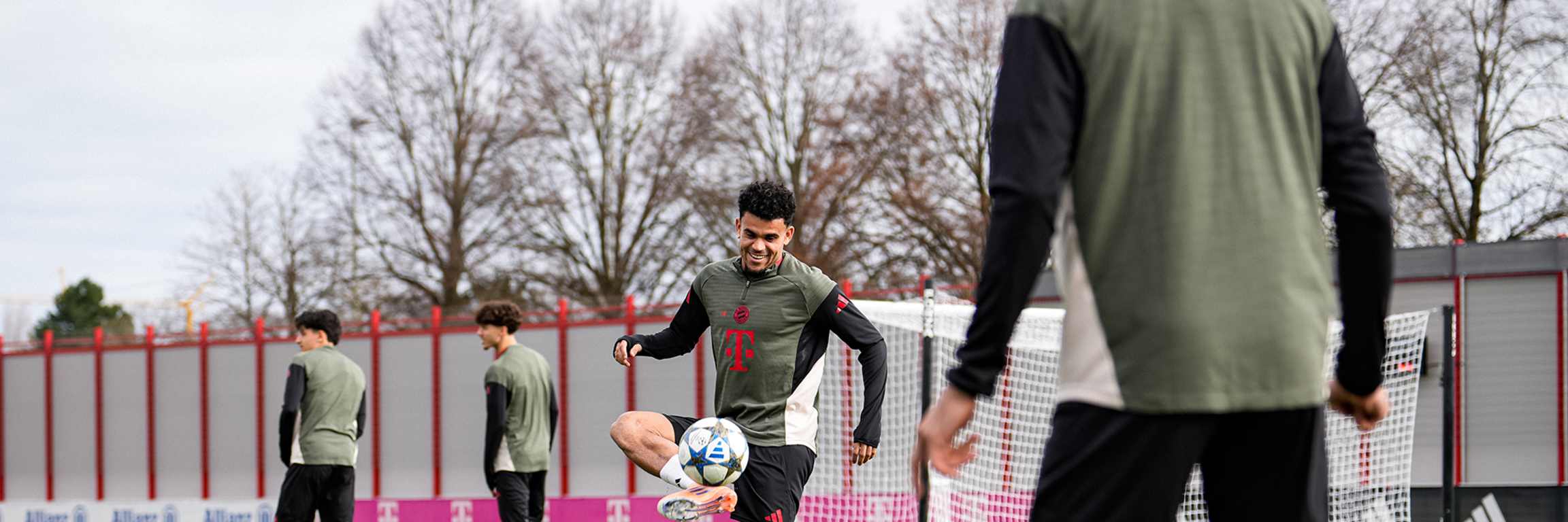 Luis Diaz jongliert einen Ball im Training des FC Bayern