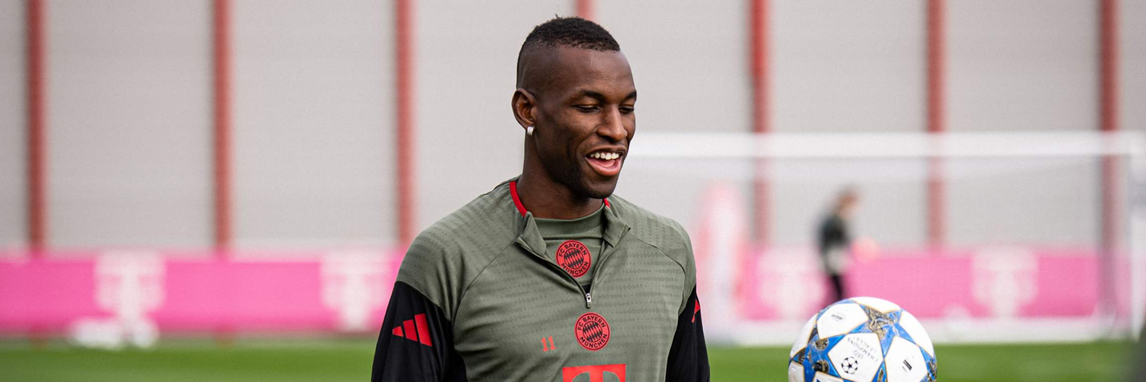 Nicolas Jackson jongliert mit dem Ball Abschlusstraining des FC Bayern vor dem Champions League-Spiel gegen Paris Saint-Germain.