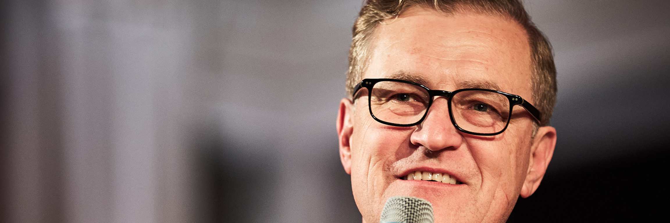 Spieler des FC Bayern feiern mit den Fans in der Kurve nach dem Spiel in Paris