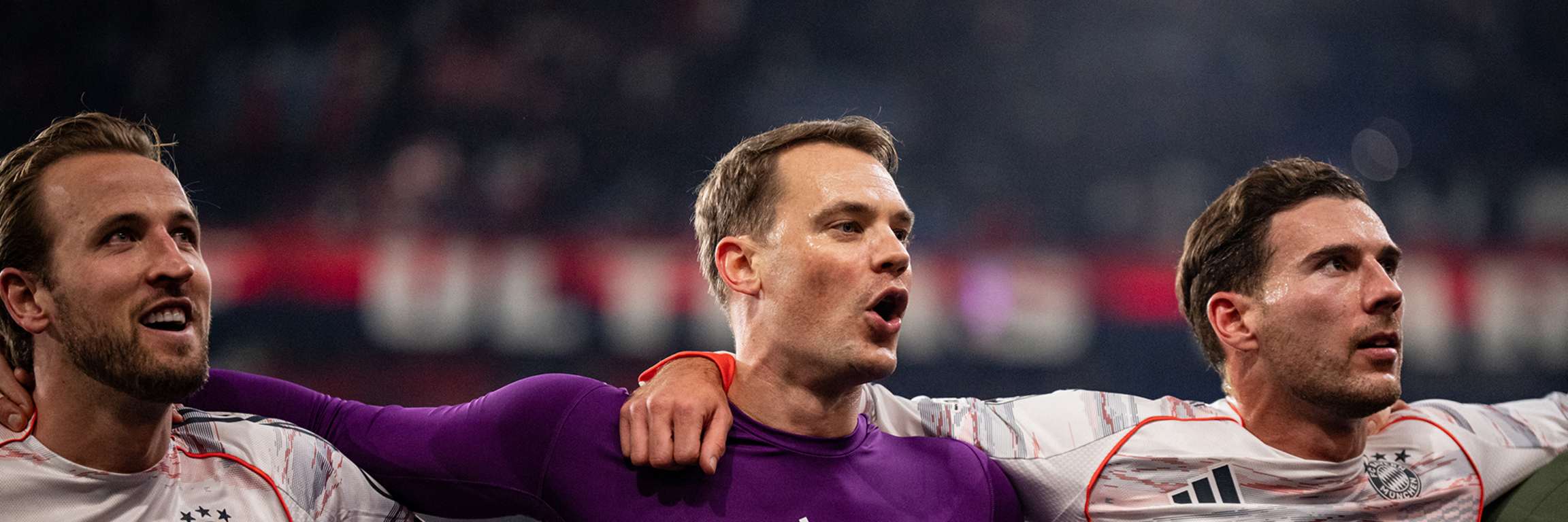 Harry Kane, Manuel Neuer und Leon Goretzka jubeln vor den Fans in Paris