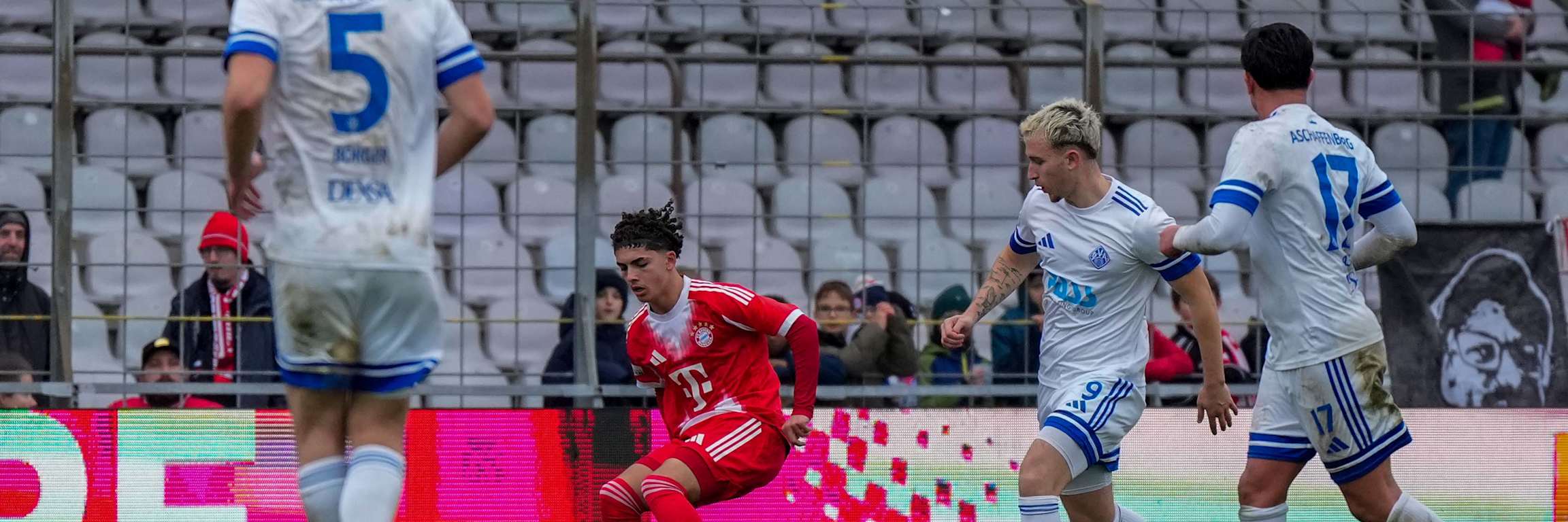 Jussef Nasrawe schirmt den Ball vor einem Gegenspieler ab.