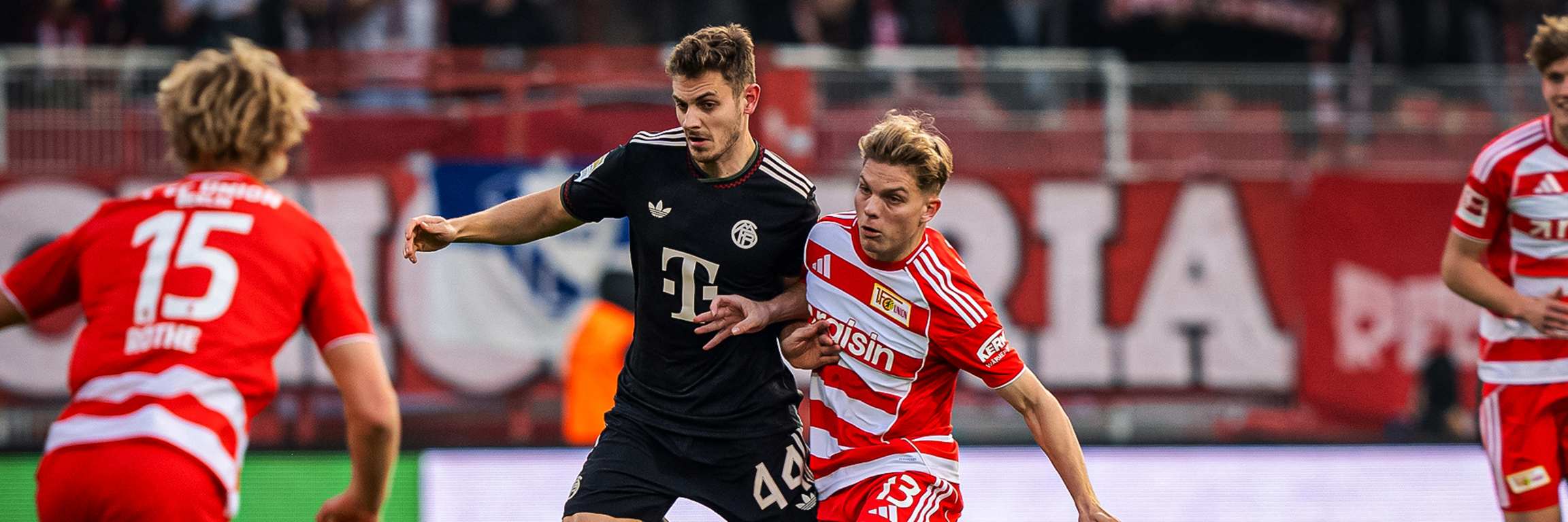 Josip Stanišić mit Ball am Fuß während des Auswärtsspiels des FC Bayern in der Bundesliga bei Union Berlin