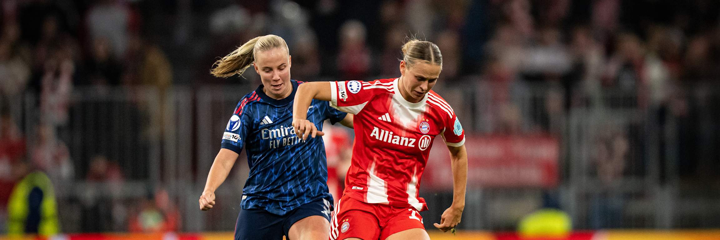 Klara Bühl im Zweikampfduell mit Arsenals Beth Mead.