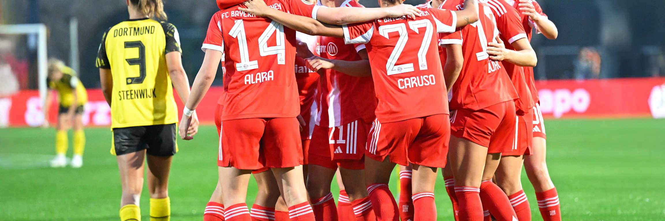 Die FC Bayern Frauen jubeln nach einem Tor gegen Borussia Dortmund.