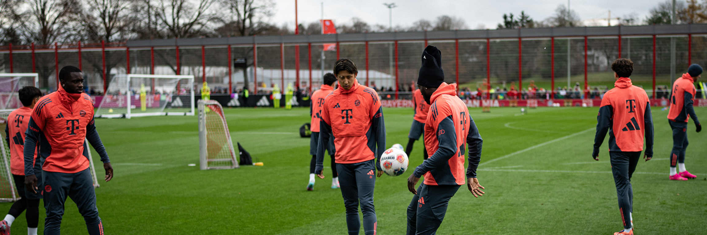 Alphonso Davies jongliert den Ball im Training des FC Bayern