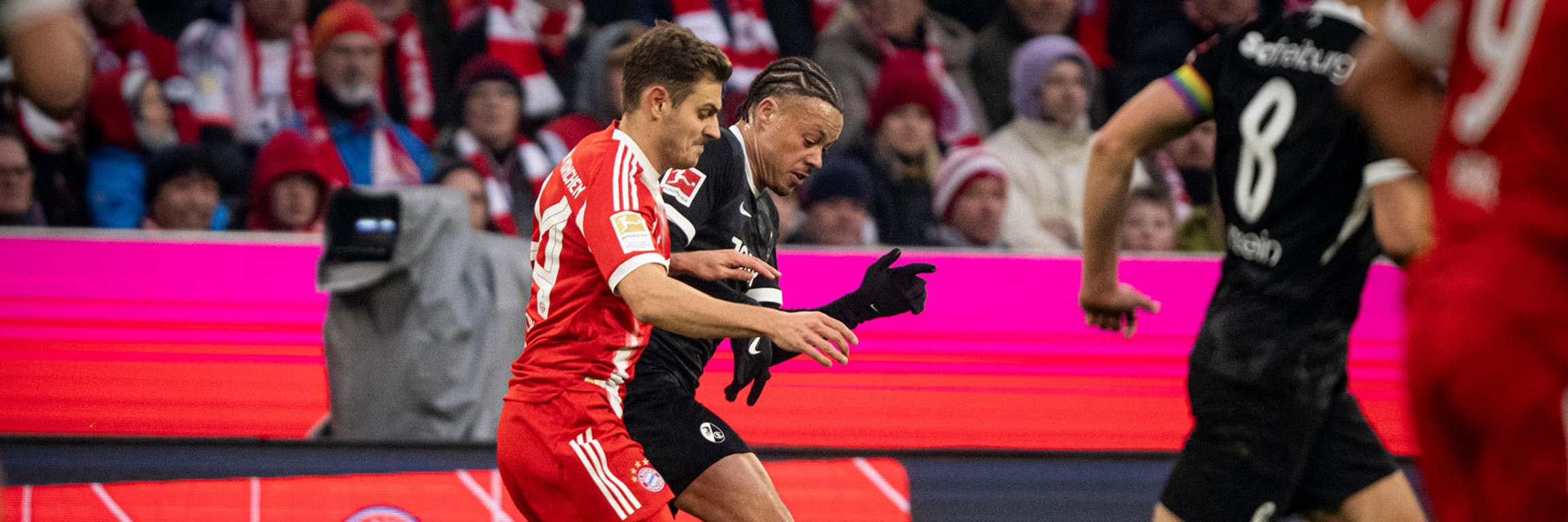 Joisip Stanisic im Duell mit Teddy Sherhant imBundesliga-Spiel des FC Bayern gegen den SC Freiburg.