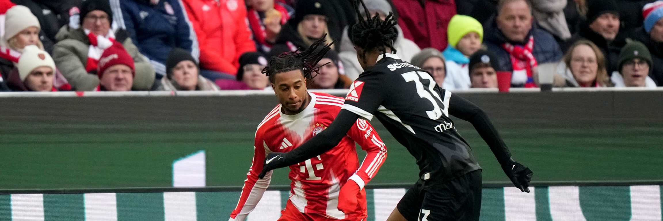 Michael Olise im Duell mit Johan Manzambi Bundesliga-Spiel des FC Bayern gegen den SC Freiburg.