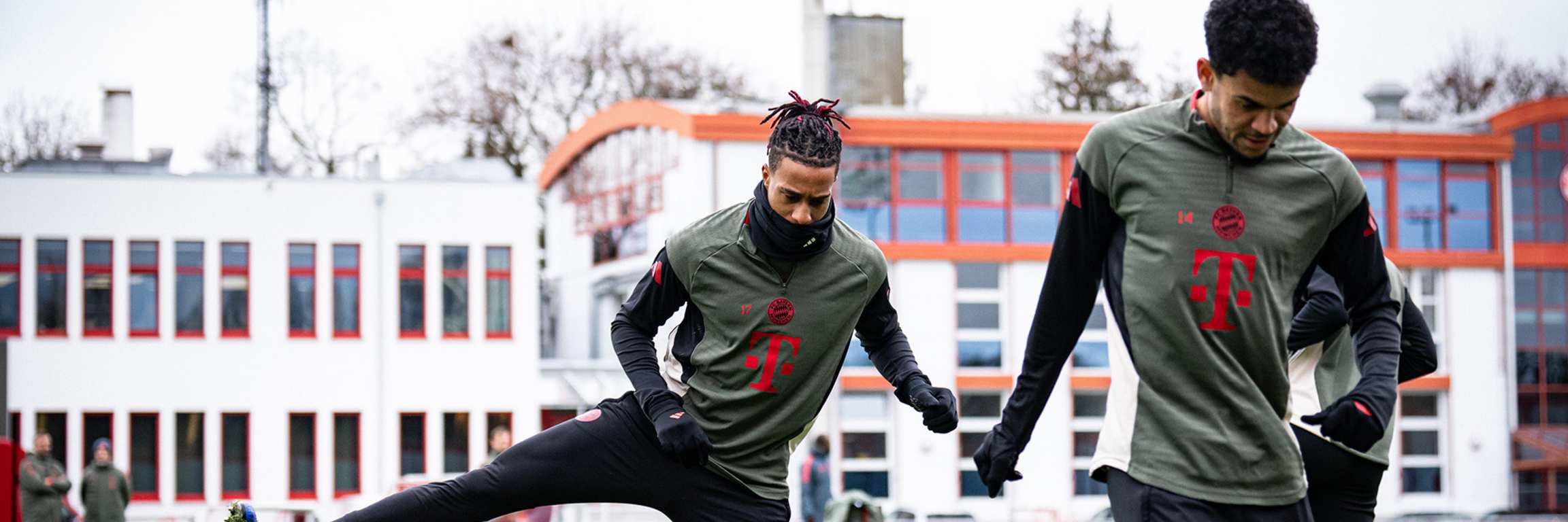 Michael Olise macht eine Übung auf einem Bein im Abschlusstraining des FC Bayern vor Arsenal