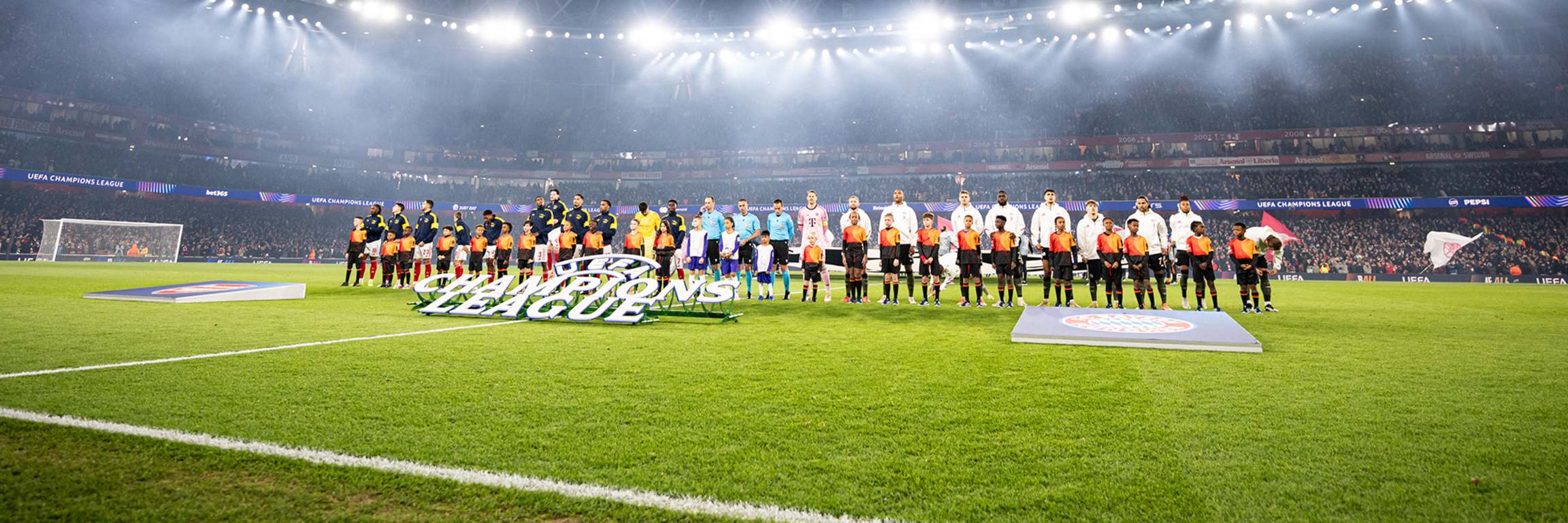 Mannschaftsaufstellung der Teams vor dem Spiel des FC Bayern bei Arsenal