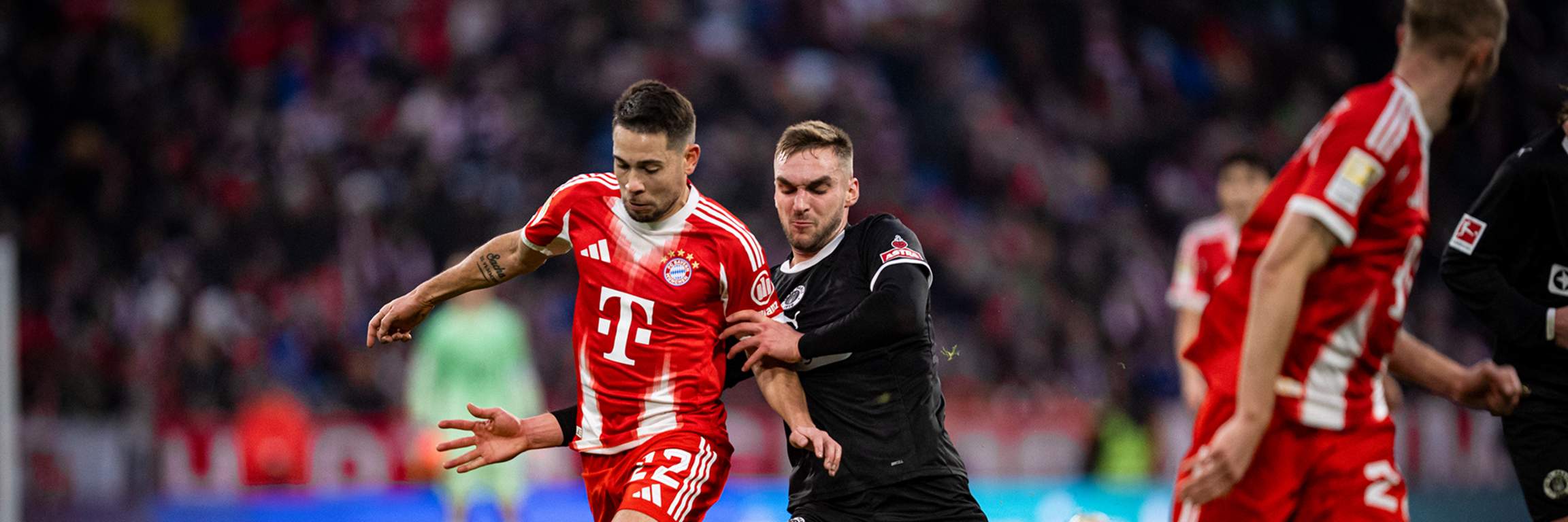 Raphael Guerreiro dribbelt mit dem Ball im Bundesliga-Heimspiel des FC Bayern gegen den FC St. Pauli.