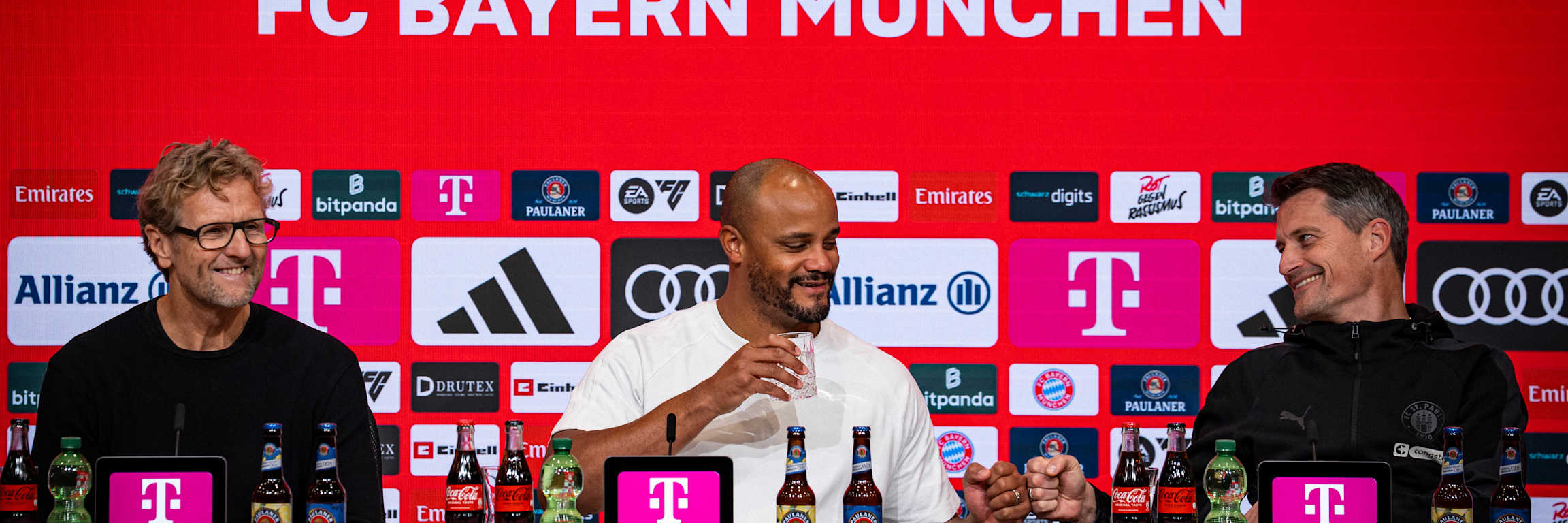 Vincent Kompany spricht auf der Pressekonferenz des FC Bayern nach dem Bundesliga-Sieg gegen St. Pauli