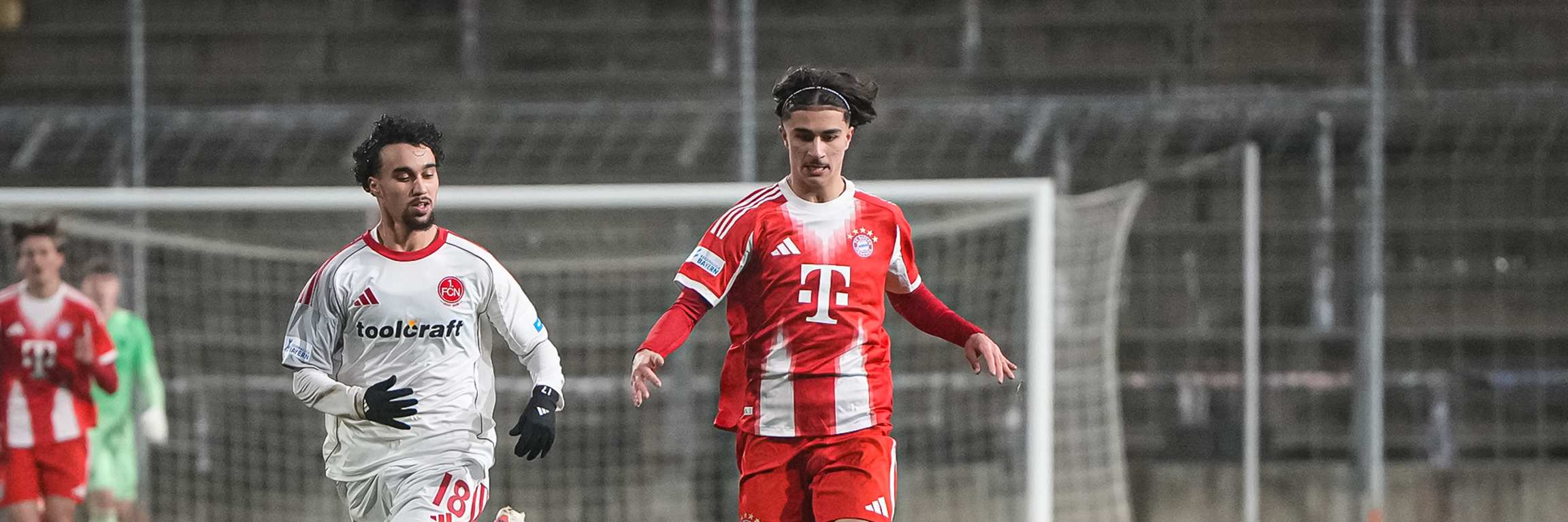 Adin Ličina im Laufduell während des Heimspiels der FC Bayern Amateure gegen den 1. FC Nürnberg II
