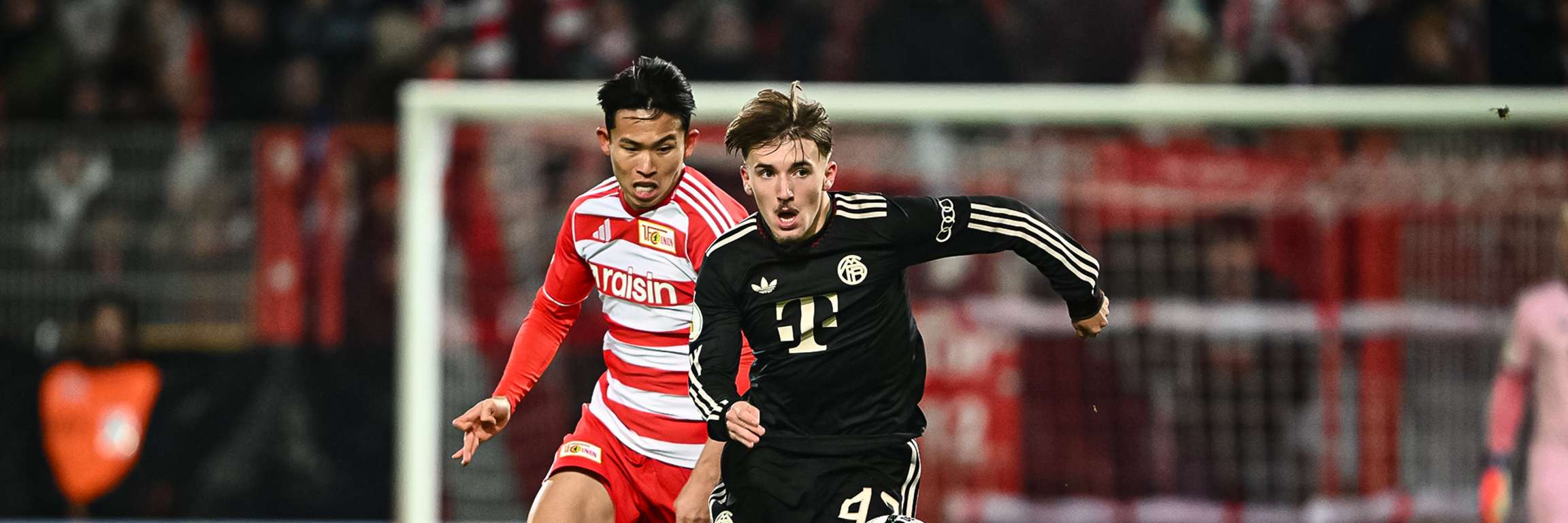Lennart Karl im Laufduell während des Auswärtsspiels des FC Bayern im DFB-Pokal-Achtelfinale bei Union Berlin