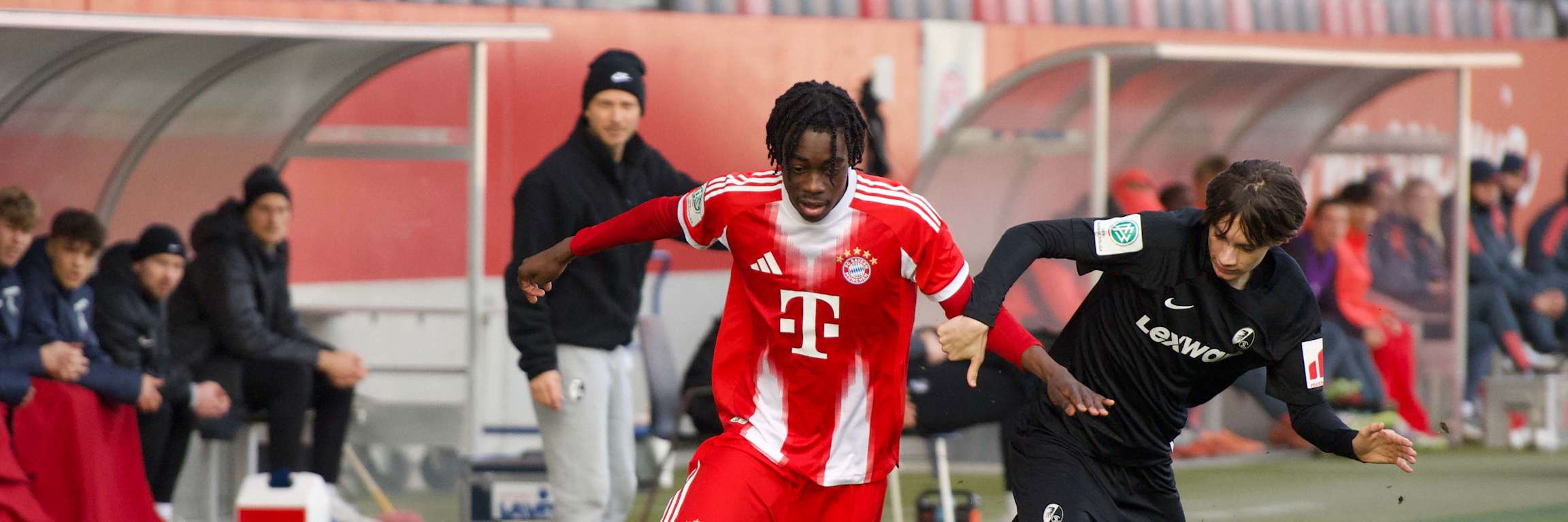 Aristide Hentcho Nseke schaut auf den Ball an seinem Fuß.