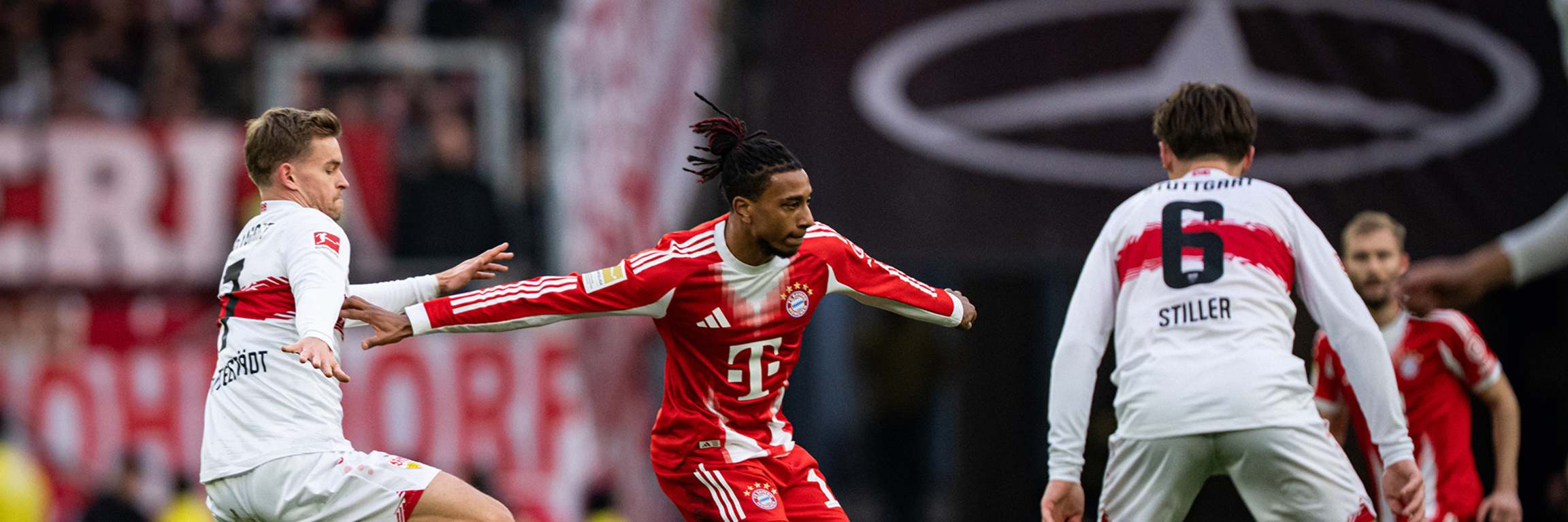 Michael Olise am Ball im Bundesliga-Spiel des FC Bayern beim VfB Stuttgart