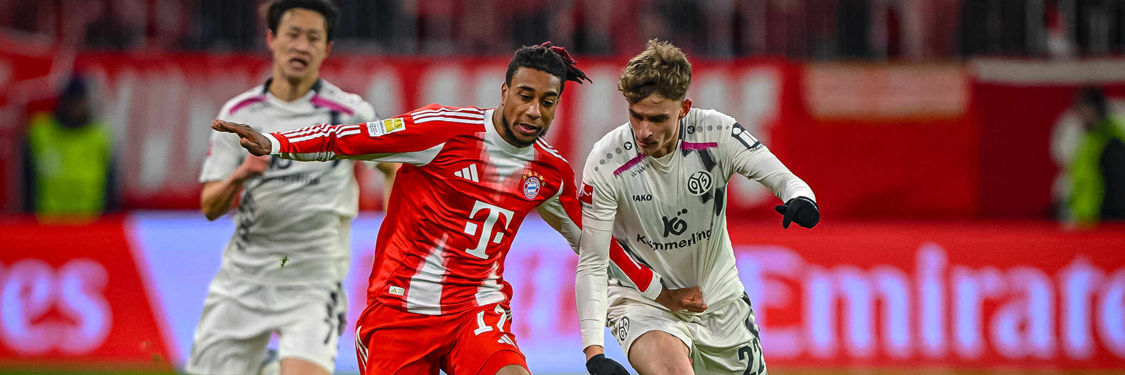 Michael Olise im Zweikampf während des Bundesliga-Heimspiels des FC Bayern gegen den 1. FSV Mainz 05
