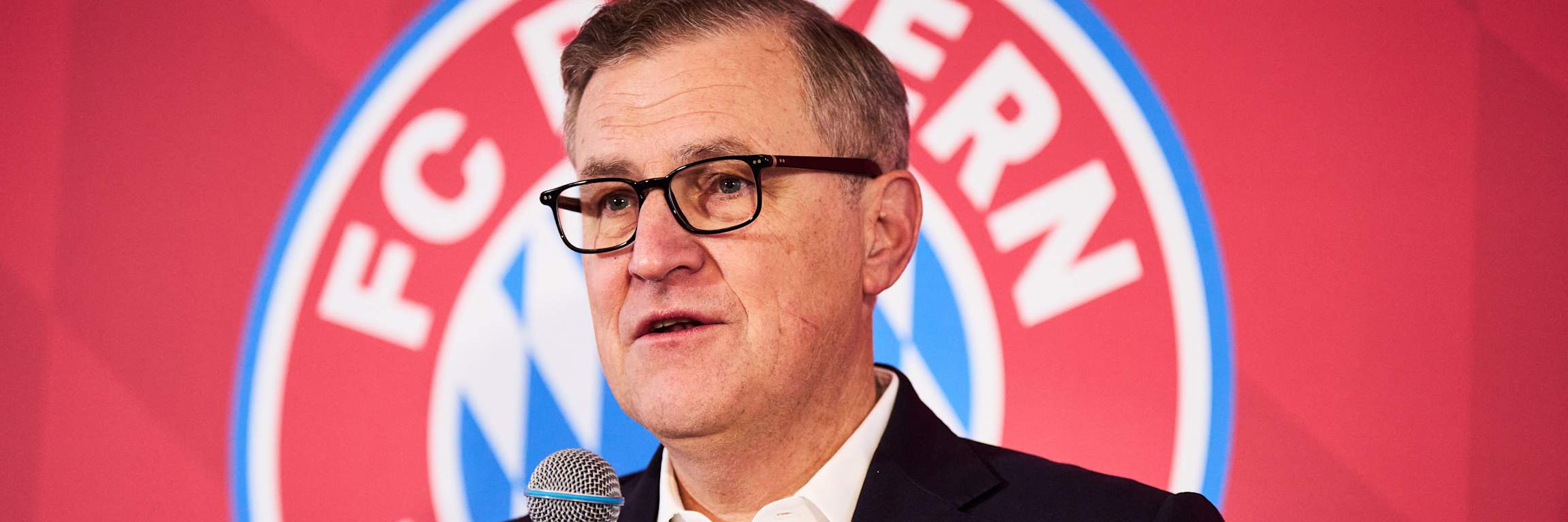 Jan-Christian Dreesen spricht mit einem Mikrophon in der Hand