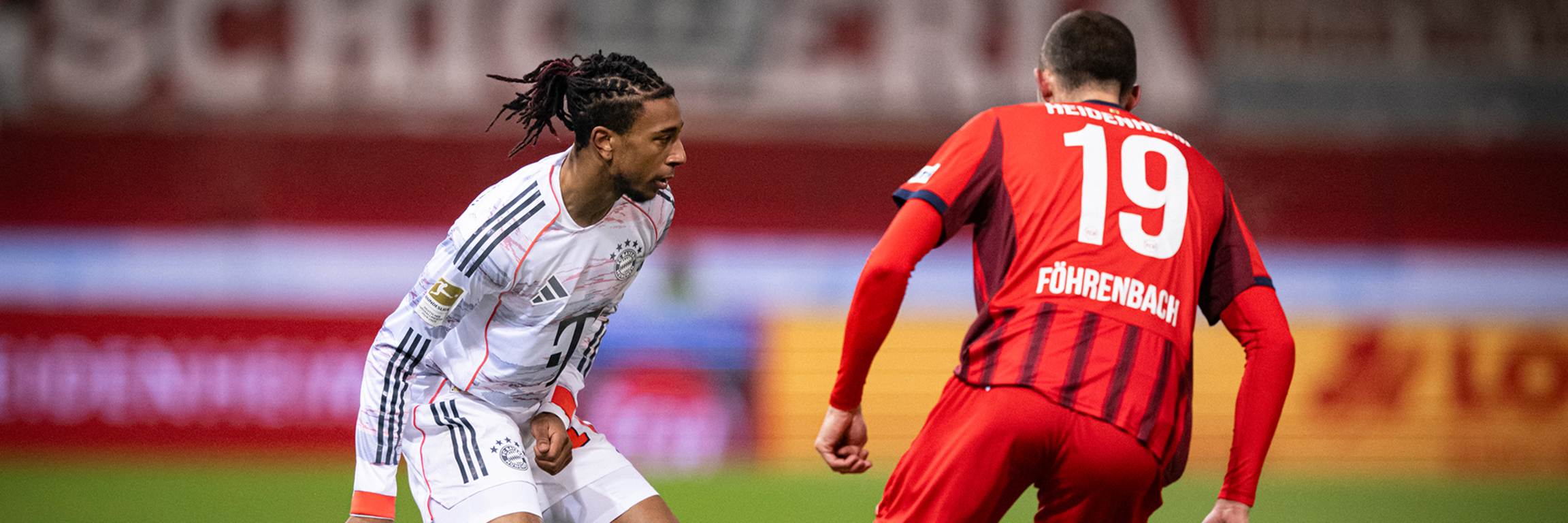 Michael Olise am Ball im Bundesliga-Spiel des FC Bayern in Heidenheim.