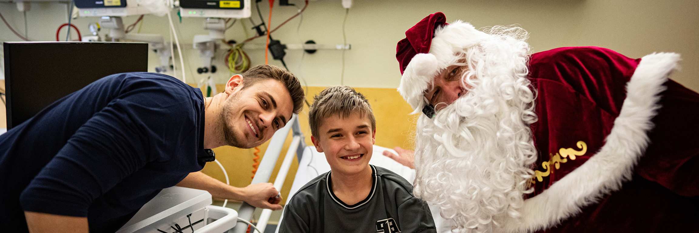 Joshua Kimmich und Serge Gnabry machen ein Foto mit zwei Kindern im Kinderkrankenhaus