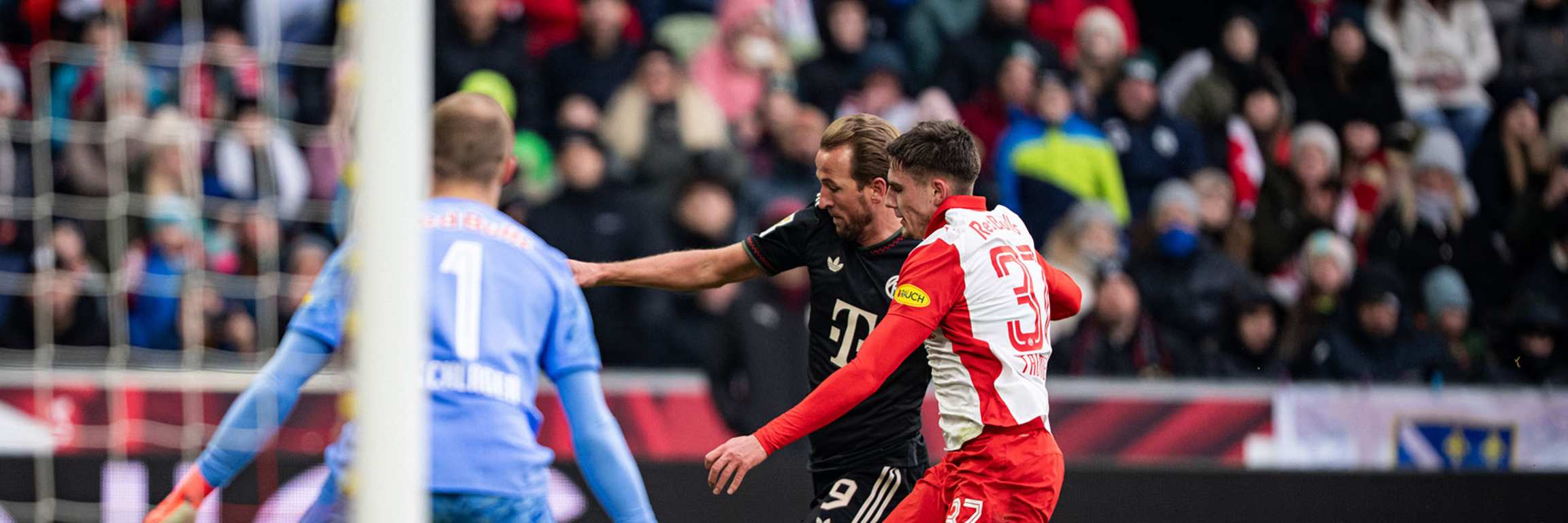 Harry Kane beim Torschuss im Testspiel des FC Bayern bei Red Bull Salzburg