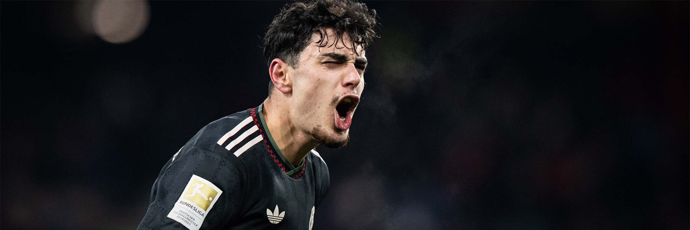 Aleksander Pavlovic stemmt sich nach einem Tor des FC Bayern im Testspiel gegen Salzburg zum Jubel auf die Schultern von Luis Díaz