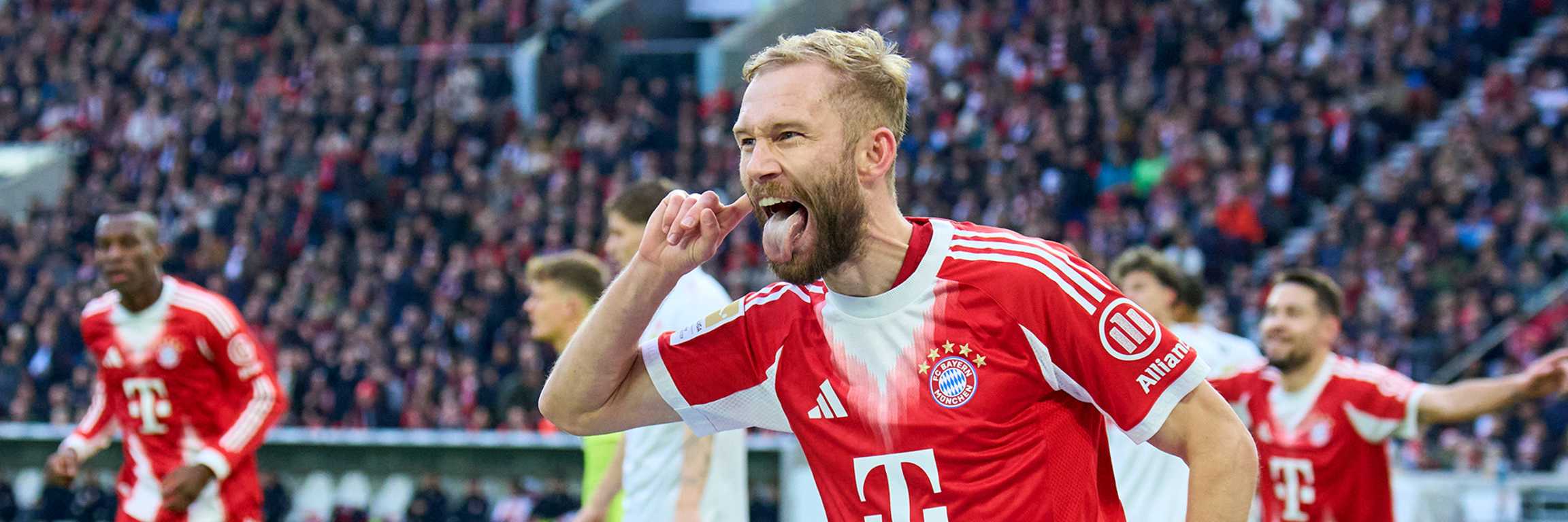 Konrad Laimer jubelt nach seinem Tor zum 1:0 mit herausgestreckter Zunge im Bundesliga-Spiel des FC Bayern beim VfB Stuttgart