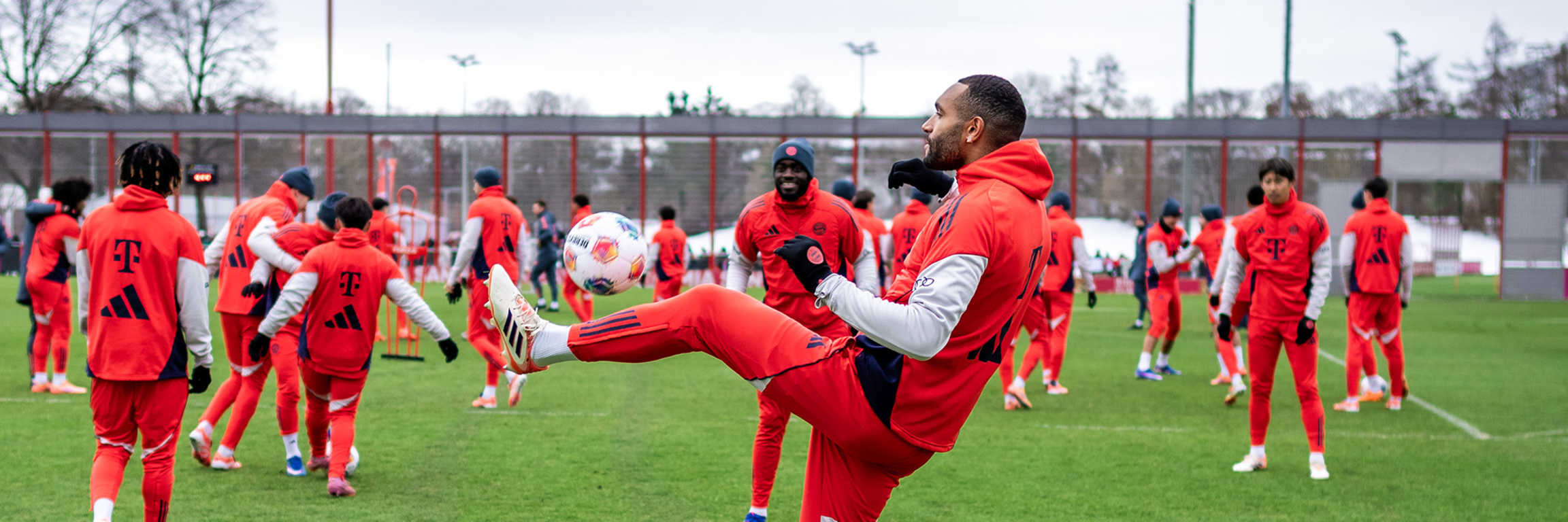 Jonathan jongliert mit dem Ball im öffentlichen Training des FC Bayern vor Fans