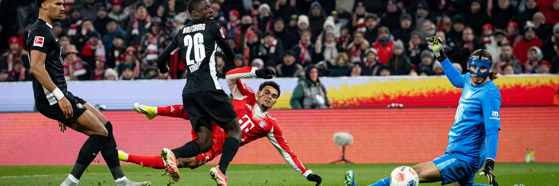 Luis Díaz schließt ab im Fallen im Bundesliga-Spiel des FC Bayern gegen den VfL Wolfsburg