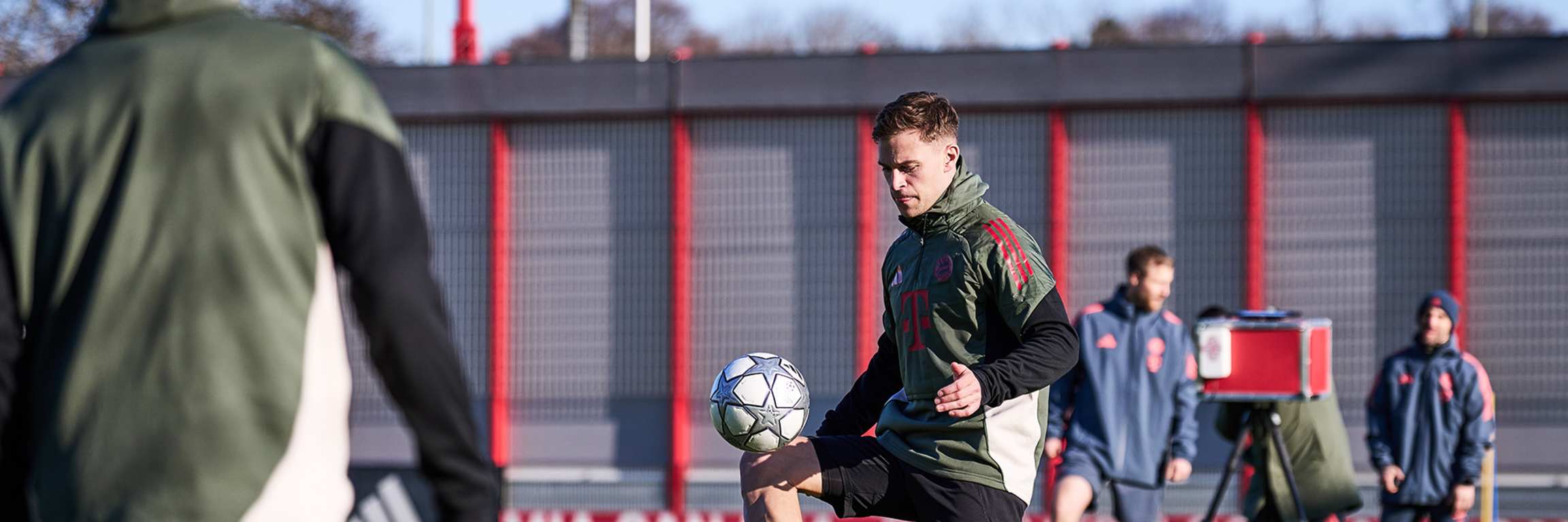 Joshua Kimmich am Ball im Abschlusstraining des FC Bayern vor dem Champions League-Spiel gegen Union Saint-Gilloise