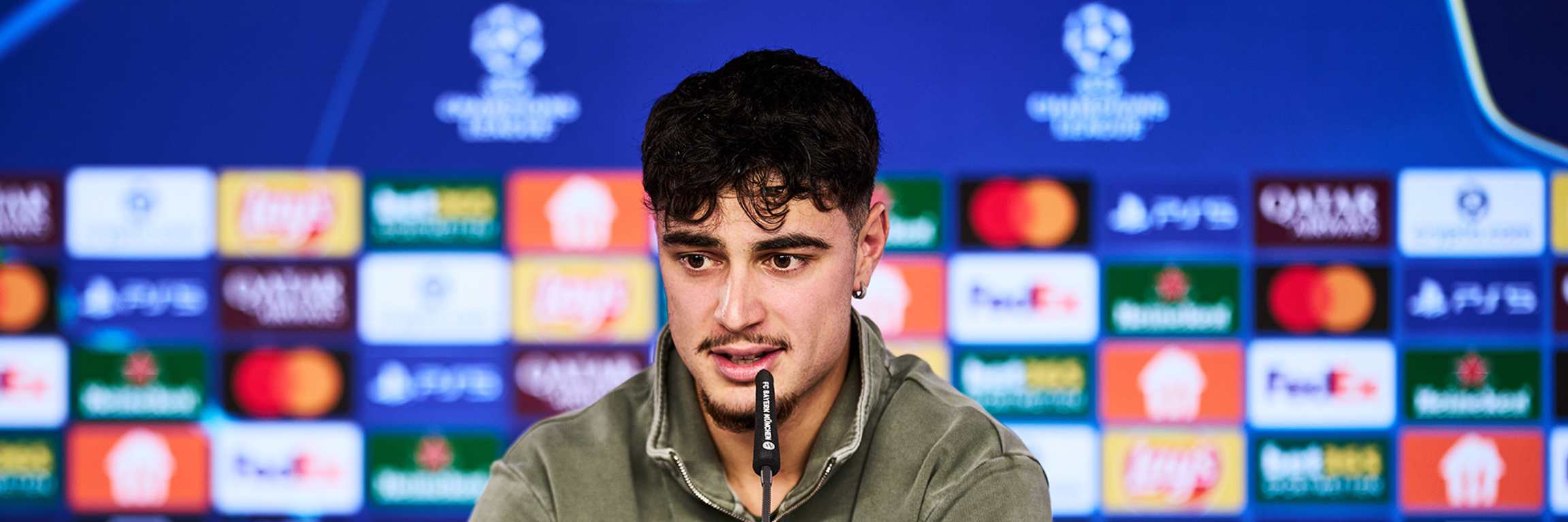 Aleksandar Pavlovic auf der Pressekonferenz des FC Bayern vor dem Champions League-Spiel gegen Union Saint-Gilloise