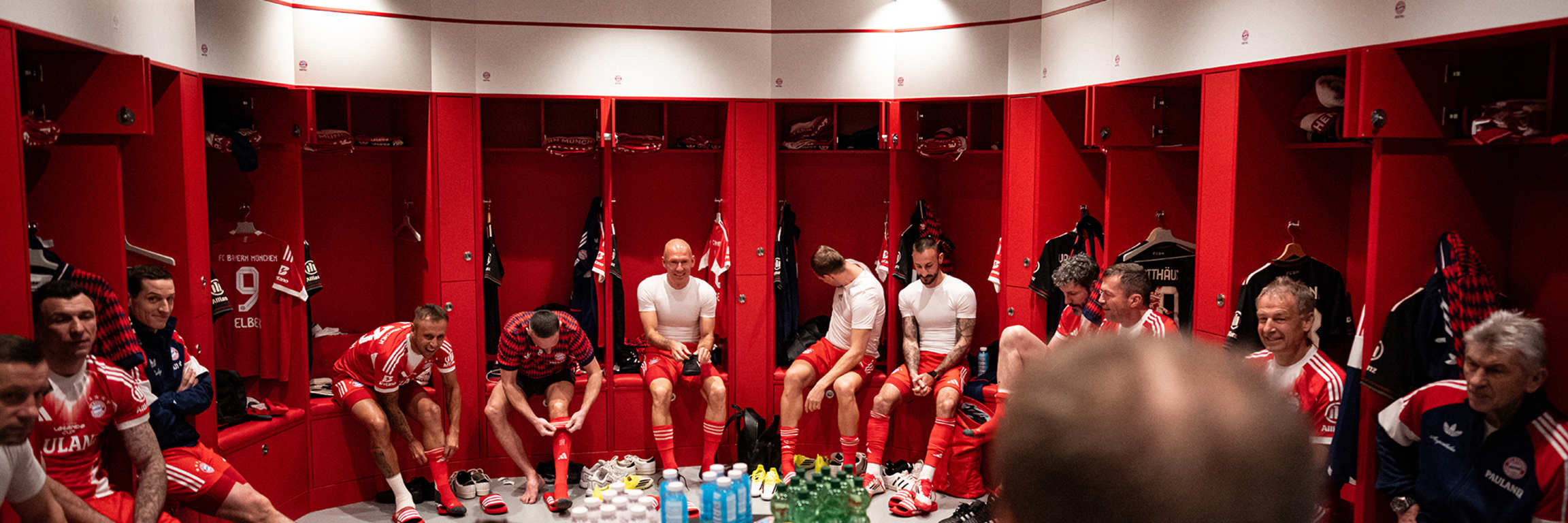 Spieler der FC Bayern Legends sitzen in der Kabine